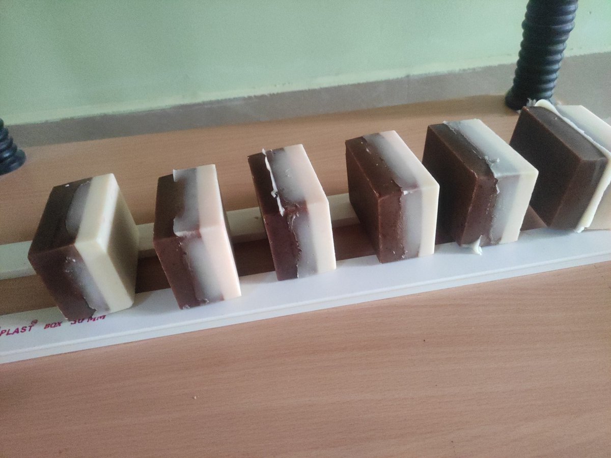 selva_kumar87's tweet photo. 2 layered soap----- Oru side licorice (adhimadhuram) + senna auriculata (aavarampoo) soap... Inoru side pure coconut 🥥🥥🌴 oil soap 🙄 https://t.co/ScCC1sHhpE