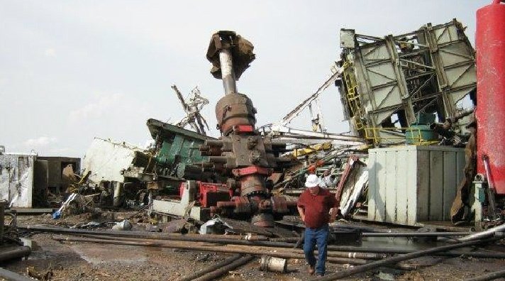 Cactus 146 Rig Damage: The Cactus-117 drilling rig (1.8 million pounds) was lifted ...
