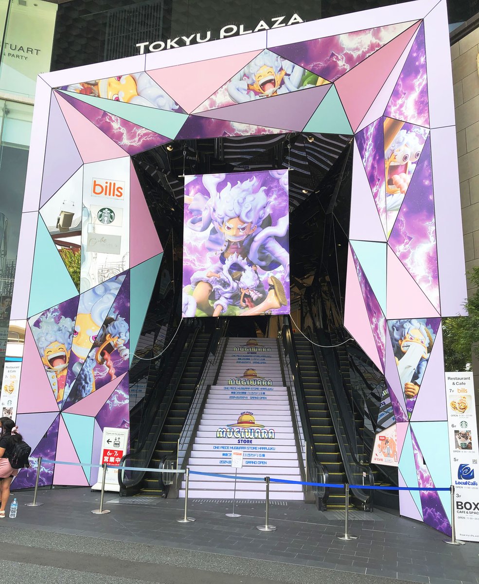 東急プラザ表参道「オモカド」のエントランスを、”ギア5”姿のルフィが