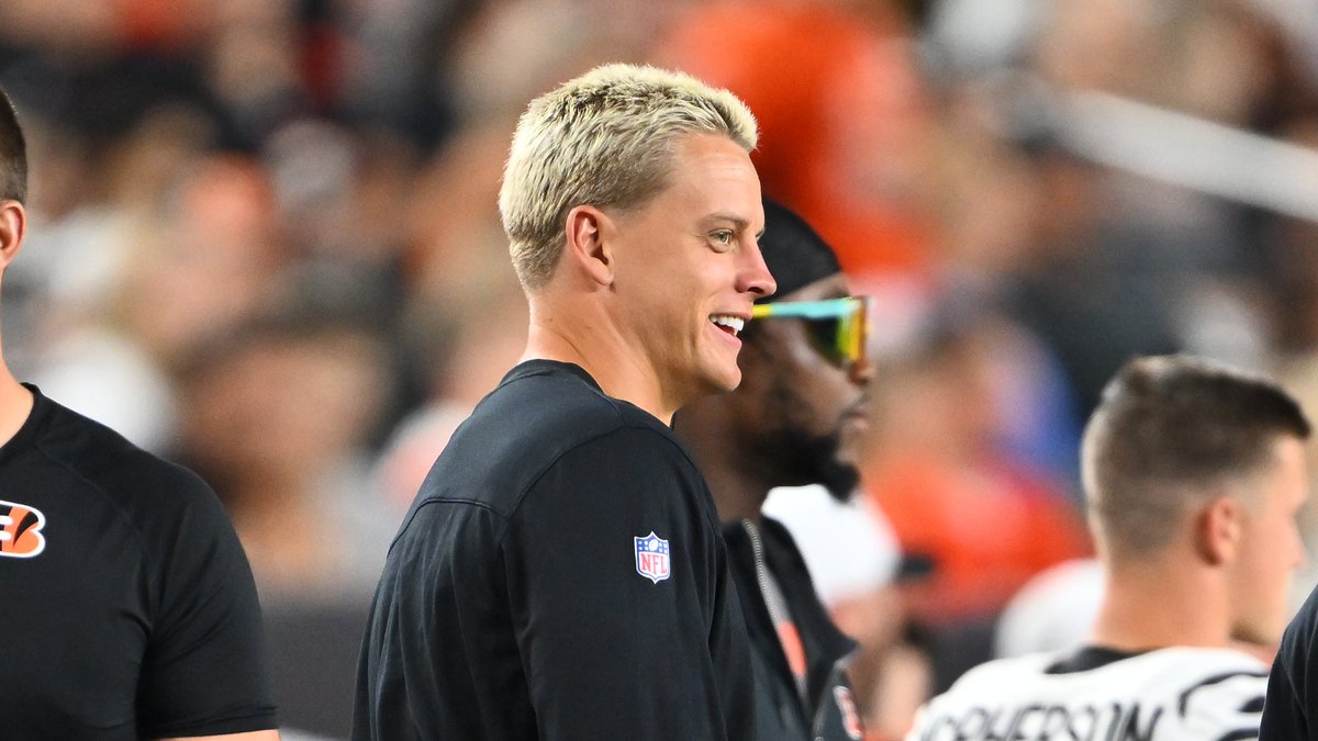 Bengals's tweet photo. Sideline smiles :) https://t.co/wZPaEl4f19