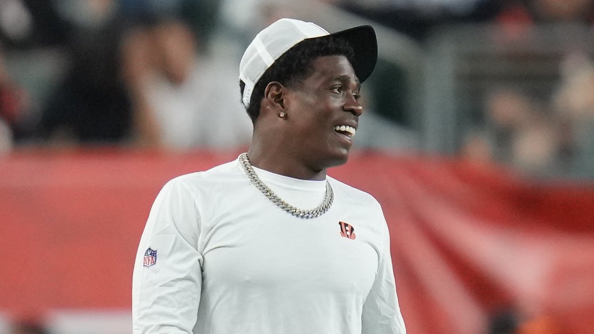 Bengals's tweet photo. Sideline smiles :) https://t.co/wZPaEl4f19