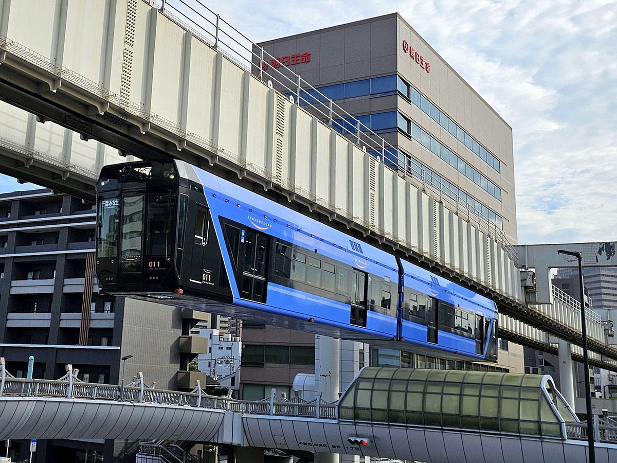 Chiba21Rock's tweet image. 2024夏バージョン 
#千葉都市モノレール 全編成（その４）　
#26　現在ラッピングなし
#27　#セナリオハウス
#28　#Dotline（反対側別イラスト）
#29　#博全社 Ver.2
なおモノレールの車両更新計画が発表され、今後1000形7編成廃車、0形の増備は6本で、1本減となる模様です。