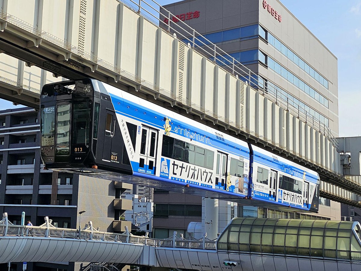 Chiba21Rock's tweet image. 2024夏バージョン 
#千葉都市モノレール 全編成（その４）　
#26　現在ラッピングなし
#27　#セナリオハウス
#28　#Dotline（反対側別イラスト）
#29　#博全社 Ver.2
なおモノレールの車両更新計画が発表され、今後1000形7編成廃車、0形の増備は6本で、1本減となる模様です。