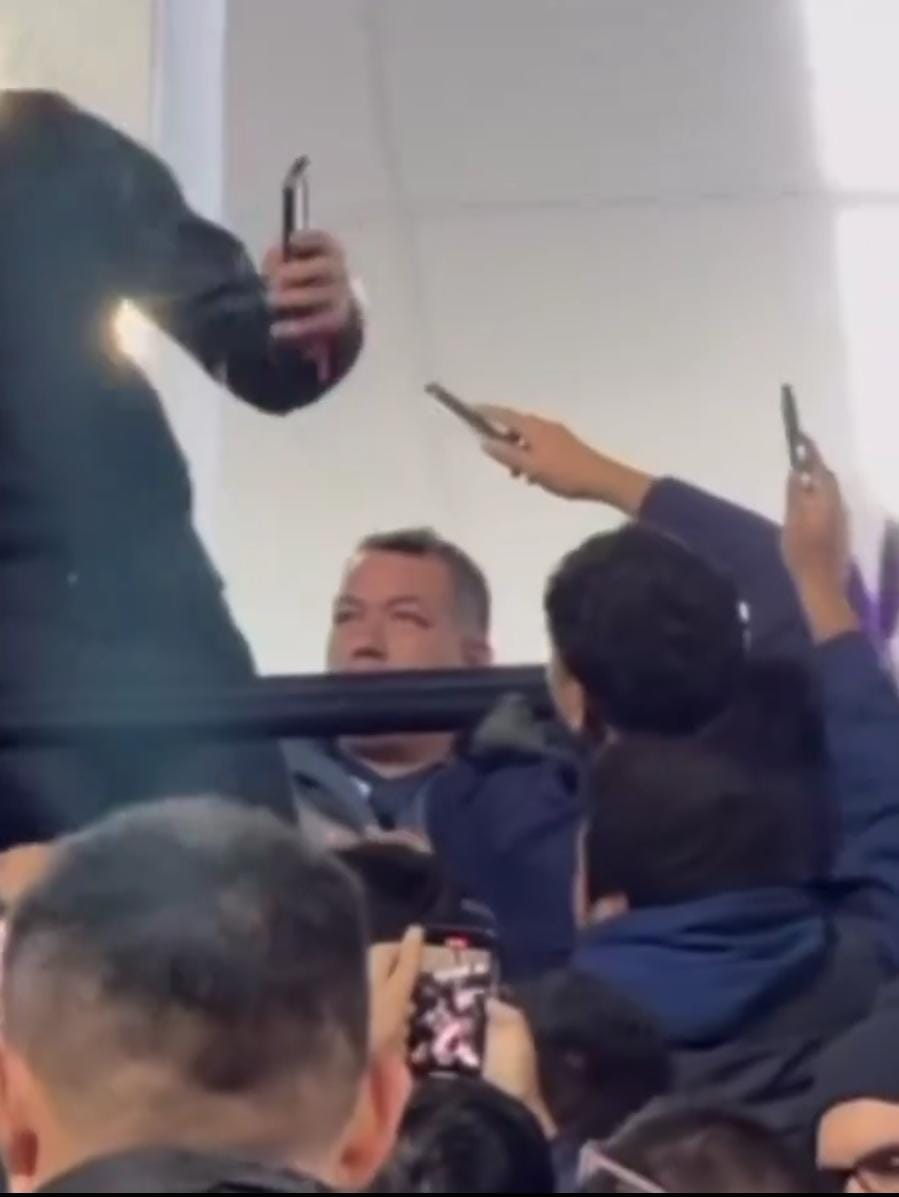justiciaparalau's tweet photo. 🚨DARWIN, TE METES CON UNIVERSITARIO Y TE METES CON TODOS 🚨

Hemos tomado conocimiento que el congresista Darwin Espinoza,  @DarwinEspinozAP  del partido @AccionPopular, quiere atentar contra la Constitución de la República, Ley 31279 y la nueva ley que será publicada en El Peruano. 
Al parecer, este congresista habría sido aceitado por socios de Alianza Lima cuando acudió hace dos días al estadio de Matute como invitado de lujo en un palco, curiosamente, después de ser muy bien atendido empezó su campaña en contra de @Universitario.
Le recordamos a este Congresista que se debe al país y no a las atenciones de socios y del Fondo Blanquiazul, y que su deber es con todos los peruanos y no ceder a los “favores y atenciones” que le puedan estar ofreciendo en estos momentos.
 @DarwinEspinozAP, te recordamos que si te metes con @Universitario te metes con todo el Perú menos unos cuantos y que, si pretendes hacer un circo usando el nombre de nuestro club, no recibirás el voto que buscas para salir reelegido. 
La temporada de payasos ya terminó.
La U está unida y es de su gente.
@congresoperu @presidenciaperu @TC_Peru @Poder_Judicial_ @FiscaliaPeru @MEF_Peru @MimpPeru 

@trinchera_nort @barra_U_oriente @ViejosTablones @LaComunidad1924 @SocioUAdherente @ColectivoUSA @BomberosU1924 @comurunners1924 @GarraeHijas @nicolassalazarl @UnidosxLaU @ElDiarioCrema