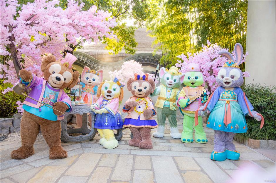 ShLetsMeet's tweet photo. #Duffy Month is back at #Shanghai #Disney Resort from Sept 1 to 30! This year, the resort is teaming up with Shanghai #Huju Opera Theater for a special Mid-Autumn Festival event. 🌝
From Sept 15 to 17, enjoy a daily performance of the Duffy Month theme song "Let's Get Together" in the Shanghai dialect, sung by a young actress from the famed theater. @Disney @DisneyStudios @DisneyParks