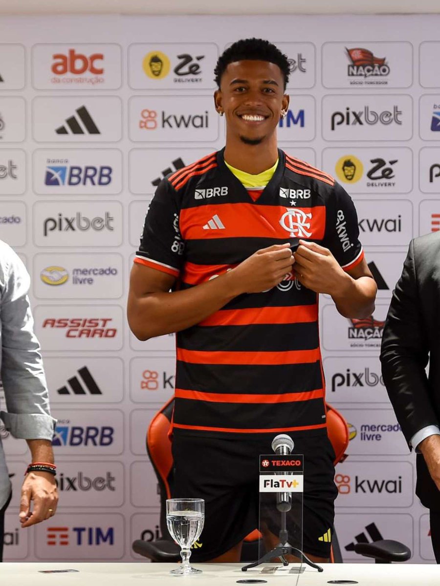 Rodrigo67010057's tweet photo. Com todo respeito do mundo ao Carlinhos que tem uma história linda de vida mas não podemos romantizar Jogador ruim... O Carlinhos  não é  jogador para Flamengo,não fica chateado comigo não mas a verdade precisa ser dita.
Carlinhos é ruim demais. 🔴⚫️ https://t.co/xxGfjBAZgW