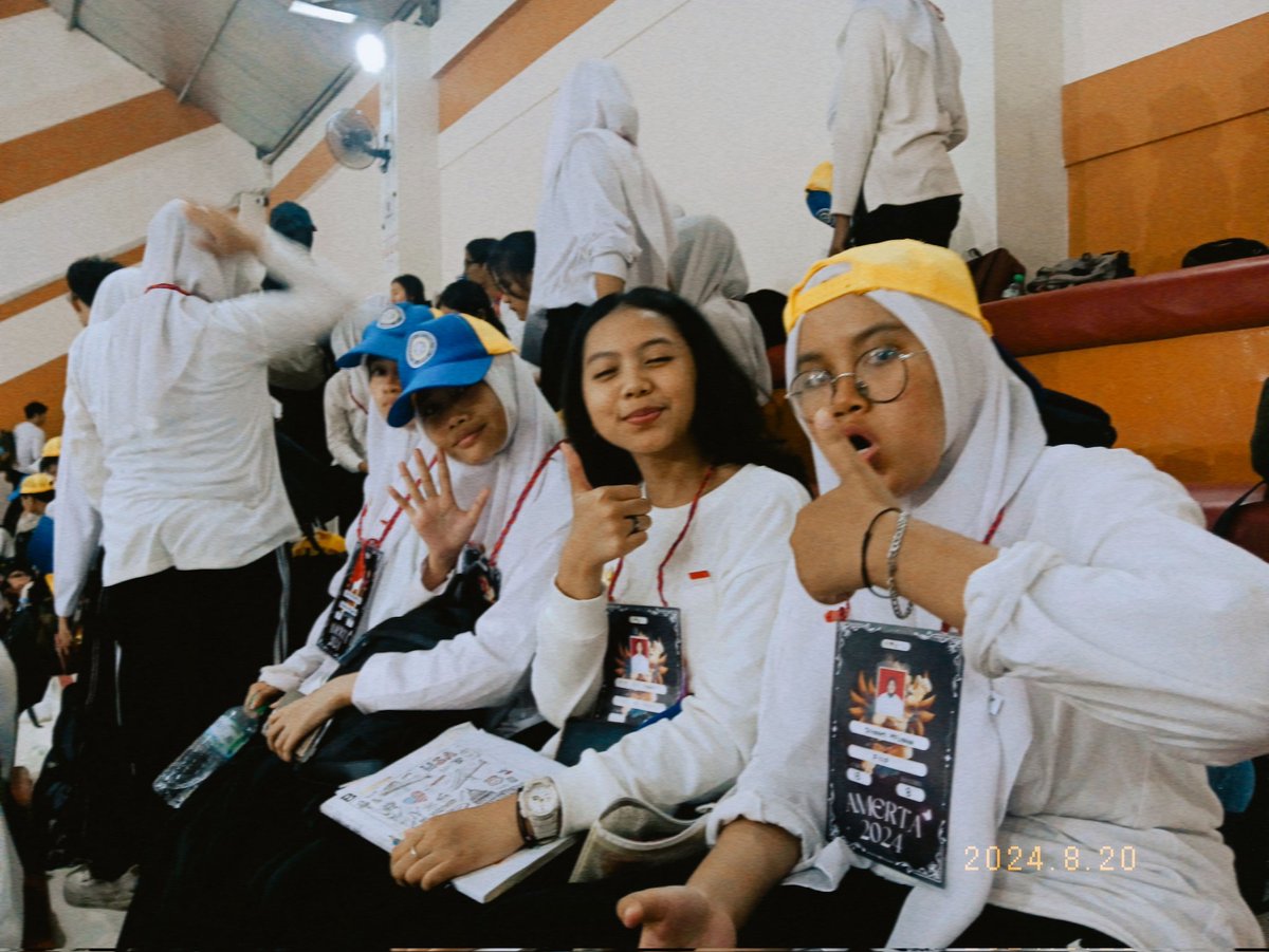curryomama's tweet photo. taking picture of every person i've meet while amerta https://t.co/dokFiEQAUG