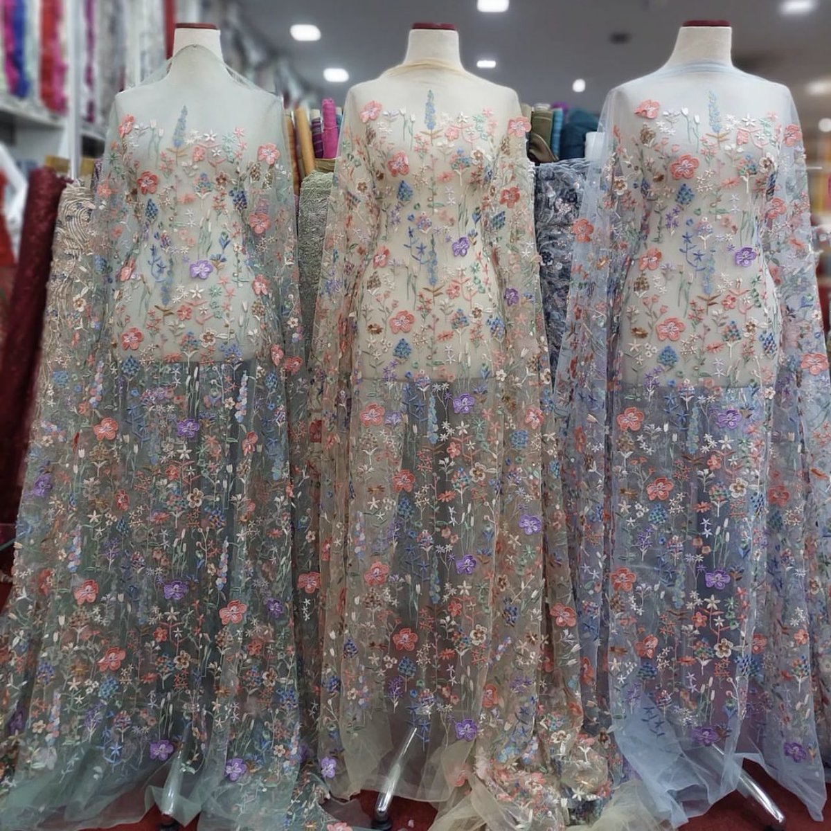 roxysshi's tweet photo. Nemu lagi toko kain brokat untuk kebaya modern yg indah" banget, cocok untuk dipakai di acara wisuda, kondangan, atau bahkan acara besar seperti lamaran dan wedding days karna memang koleksinya cakep semua😭💕nanti aku spill offline storenya juga 👀 https://t.co/7cLtRKehEV