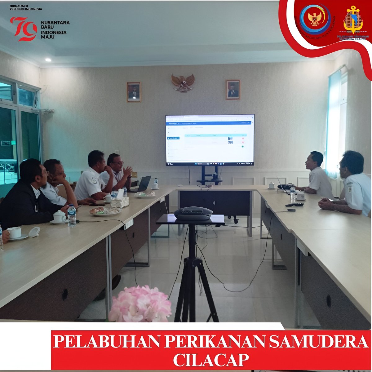 ppscilacap's tweet photo. Operator Selaraskan PPSC menerima kunjungan Tim PPN Pekalongan dlm studi tiru Aplikasi Selaraskan & PBUS. kesempatan yg sama jg menerima Tim AMB utk verikasi lapangan terkait Tata Kelola Lingkungan di PPSC
#sailbeyondwithblueeconomy
#2024beyond
#PPSCMANTEEP
#djptbersinergi https://t.co/bL7xPXJUmB