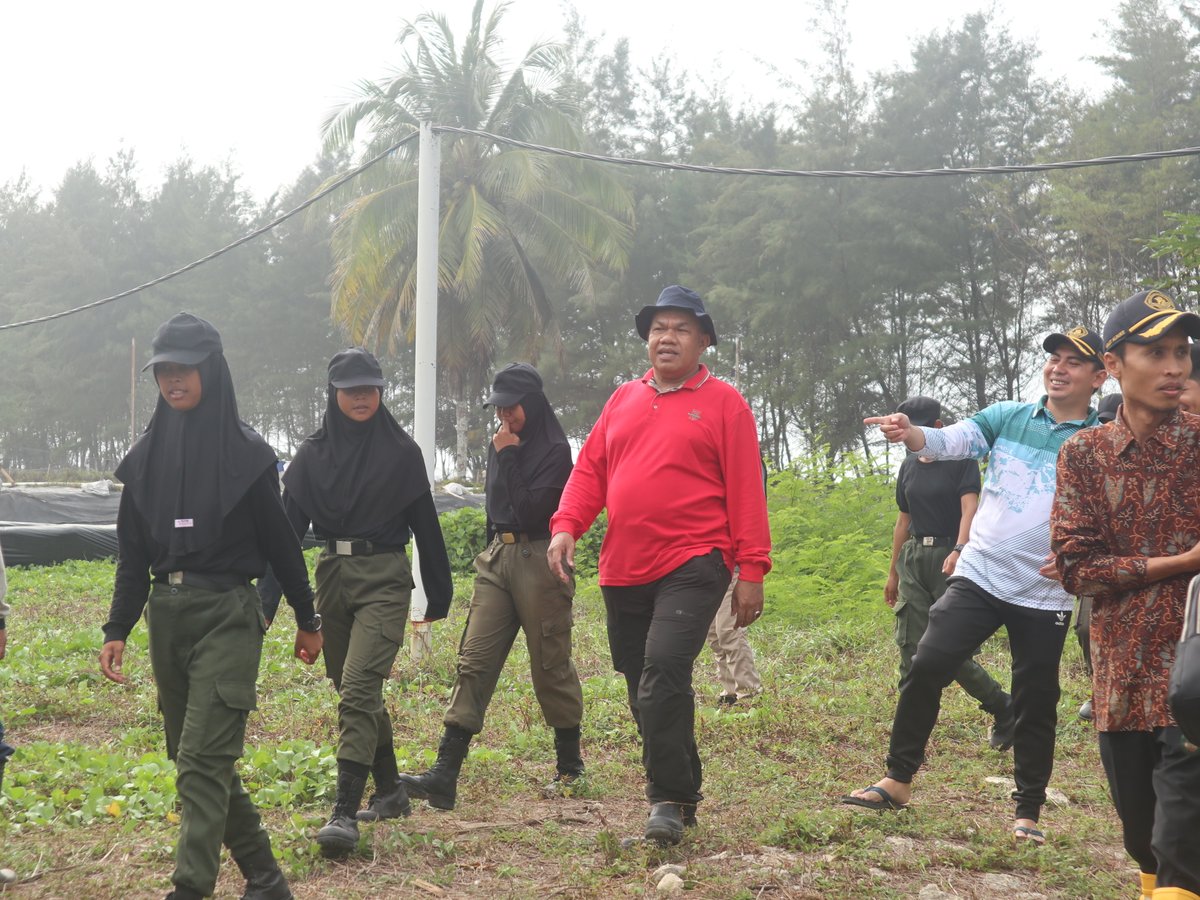 pkp_pangandaran's tweet image. Direktur PKPP Arpan Nasri Siregar menuju lokasi kegiatan pembukaan Gerakan Menanam POHON di Tefa Prodi TKL, Jumat (23/8)

#PKPP #Pangandaran #PoliteknikKPPangandaran  #2024KKPBeyond #SDMKP #SDMUnggul #EkonomiBiru