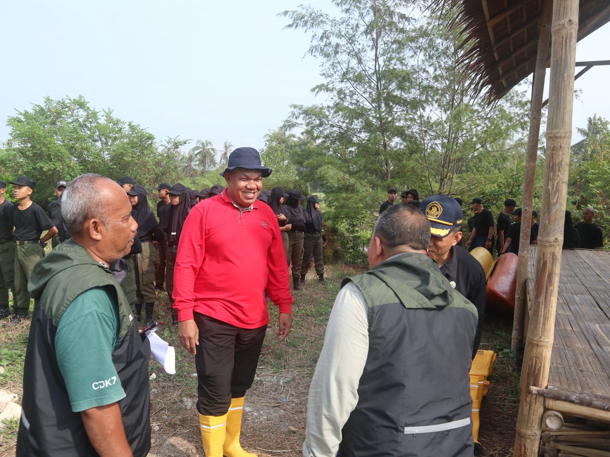 pkp_pangandaran's tweet image. Direktur PKPP Arpan Nasri Siregar menuju lokasi kegiatan pembukaan Gerakan Menanam POHON di Tefa Prodi TKL, Jumat (23/8)

#PKPP #Pangandaran #PoliteknikKPPangandaran  #2024KKPBeyond #SDMKP #SDMUnggul #EkonomiBiru