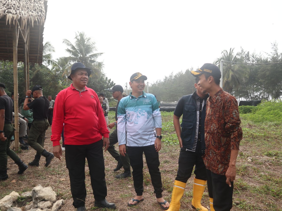 pkp_pangandaran's tweet image. Direktur PKPP Arpan Nasri Siregar menuju lokasi kegiatan pembukaan Gerakan Menanam POHON di Tefa Prodi TKL, Jumat (23/8)

#PKPP #Pangandaran #PoliteknikKPPangandaran  #2024KKPBeyond #SDMKP #SDMUnggul #EkonomiBiru