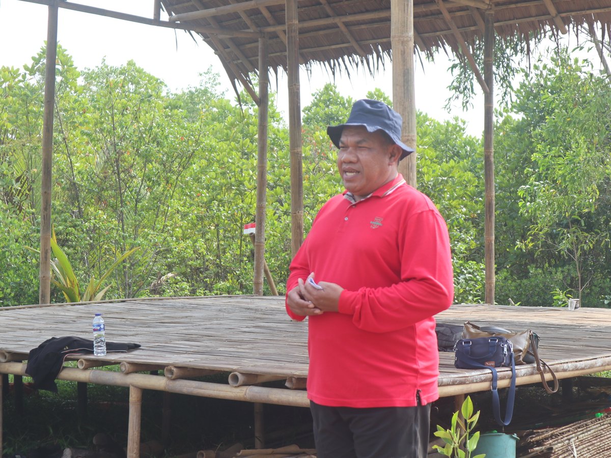 pkp_pangandaran's tweet image. Direktur PKPP Arpan Nasri Siregar menyampaikan sambutan pada kegiatan Gerakan Jumat Menanam yg diadakan oleh Dinas Kehutanan Cabang Dinas Kehutanan Wilayah VII di Tefa Prodi TKL, (23/8)  #PKPP #Pangandaran #PoliteknikKPPangandaran #2024KKPBeyond #SDMKP #SDMUnggul #EkonomiBiru