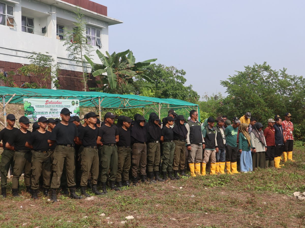 pkp_pangandaran's tweet image. Direktur PKPP Arpan Nasri Siregar menyampaikan sambutan pada kegiatan Gerakan Jumat Menanam yg diadakan oleh Dinas Kehutanan Cabang Dinas Kehutanan Wilayah VII di Tefa Prodi TKL, (23/8)  #PKPP #Pangandaran #PoliteknikKPPangandaran #2024KKPBeyond #SDMKP #SDMUnggul #EkonomiBiru