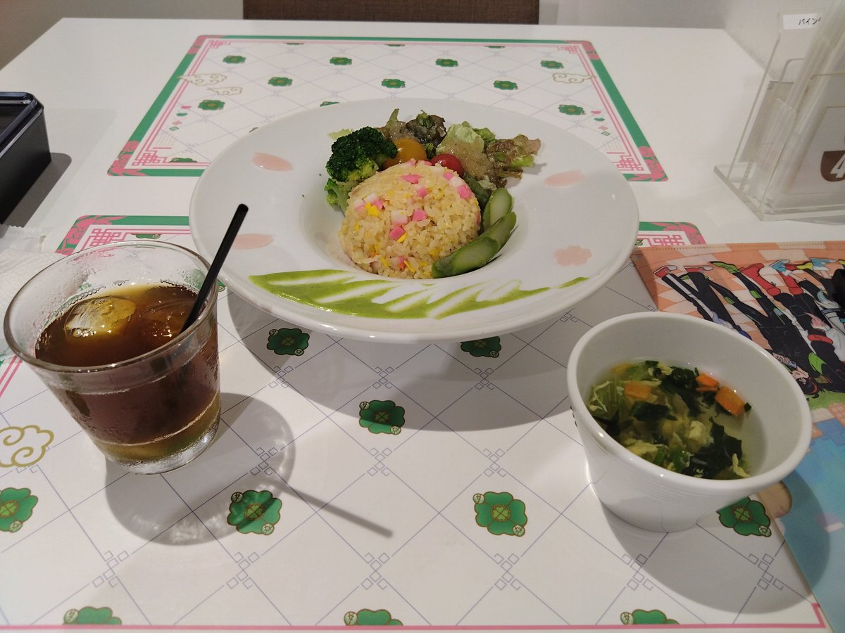 tsukinashi's tweet photo. アニメイトコラボカフェ行きました、めっっっちゃよかった…
まさかの木製キーホルダー🐼さん🎤さん👓さんのダブりでした笑
30日にも参戦するんで楽しみ
#花龍食堂 
#花龍列車の待合室 https://t.co/vq3o6gGhkQ