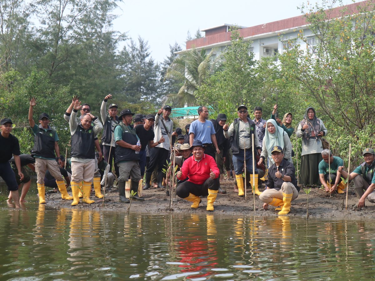 pkp_pangandaran's tweet image. Kegiatan  menanam jumat menanama antara PKPP dan Dinas Kehutanan Cabang Dinas Kehutanan Wilayah VII di Tefa Mangrove Prodi TKL, (23/8)  #PKPP #Pangandaran #PoliteknikKPPangandaran #2024KKPBeyond #SDMKP #SDMUnggul #EkonomiBiru