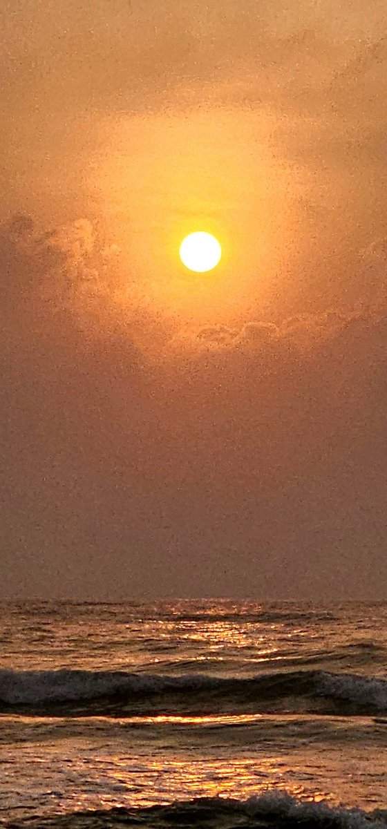 Sunscreen/Sunblock ialah buatan manusia.

Tapi bagaimana kalau pelindung kulit sebenar datang dari Yang Maha Esa?

Allahuakbar.

Cahaya matahari terbit dan di waktu awal pagi boleh menjadi perisai sebenar kulit anda dari terbakar.

Sebenarnya sudah lama Dia diberikan kepada kita.