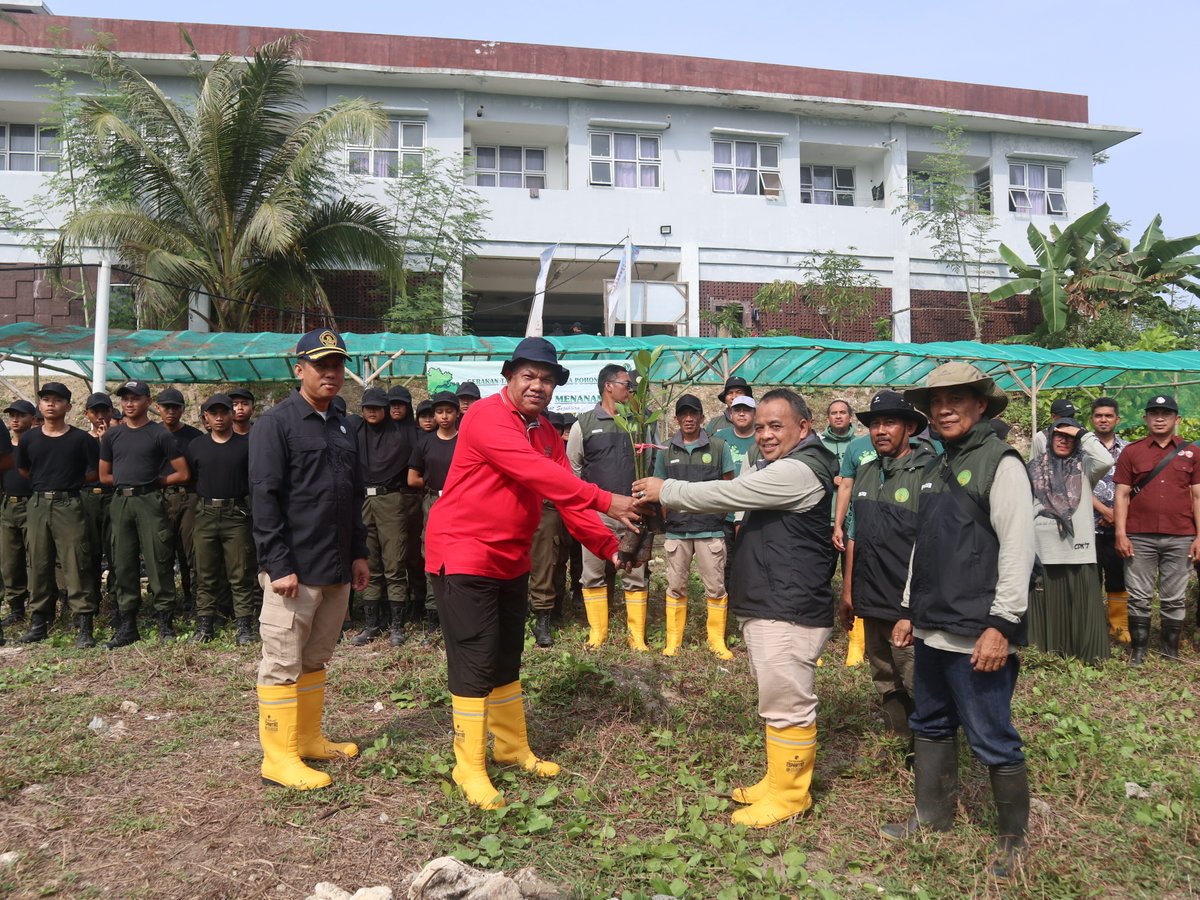 pkp_pangandaran's tweet image. Kegiatan serah terima pohon mangrove dari PKPP oleh Direktur PKPP Arpan Nasri Siregar kepada Dinas Kehutanan Cabang Dinas Kehutanan Wilayah VII di Tefa Mangrove Prodi TKL, (23/8)  #PKPP #Pangandaran #PoliteknikKPPangandaran #2024KKPBeyond #SDMKP #SDMUnggul #EkonomiBiru
