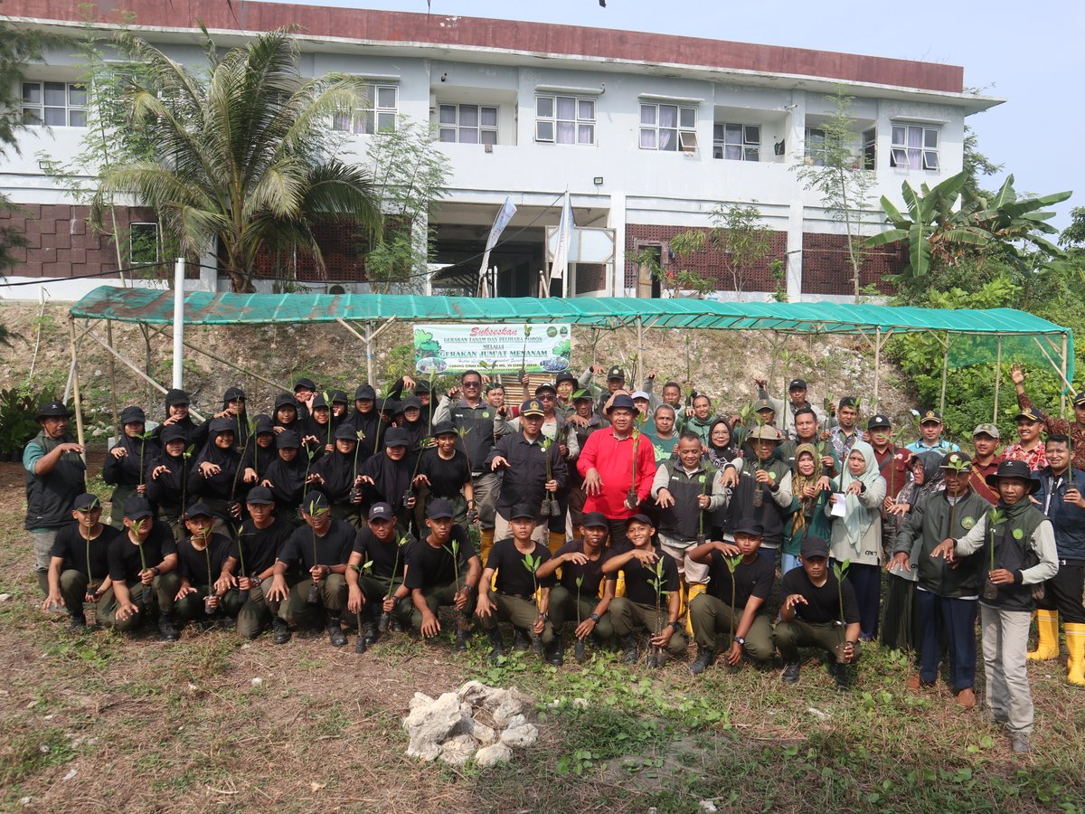 pkp_pangandaran's tweet image. Kegiatan serah terima pohon mangrove dari PKPP oleh Direktur PKPP Arpan Nasri Siregar kepada Dinas Kehutanan Cabang Dinas Kehutanan Wilayah VII di Tefa Mangrove Prodi TKL, (23/8)  #PKPP #Pangandaran #PoliteknikKPPangandaran #2024KKPBeyond #SDMKP #SDMUnggul #EkonomiBiru