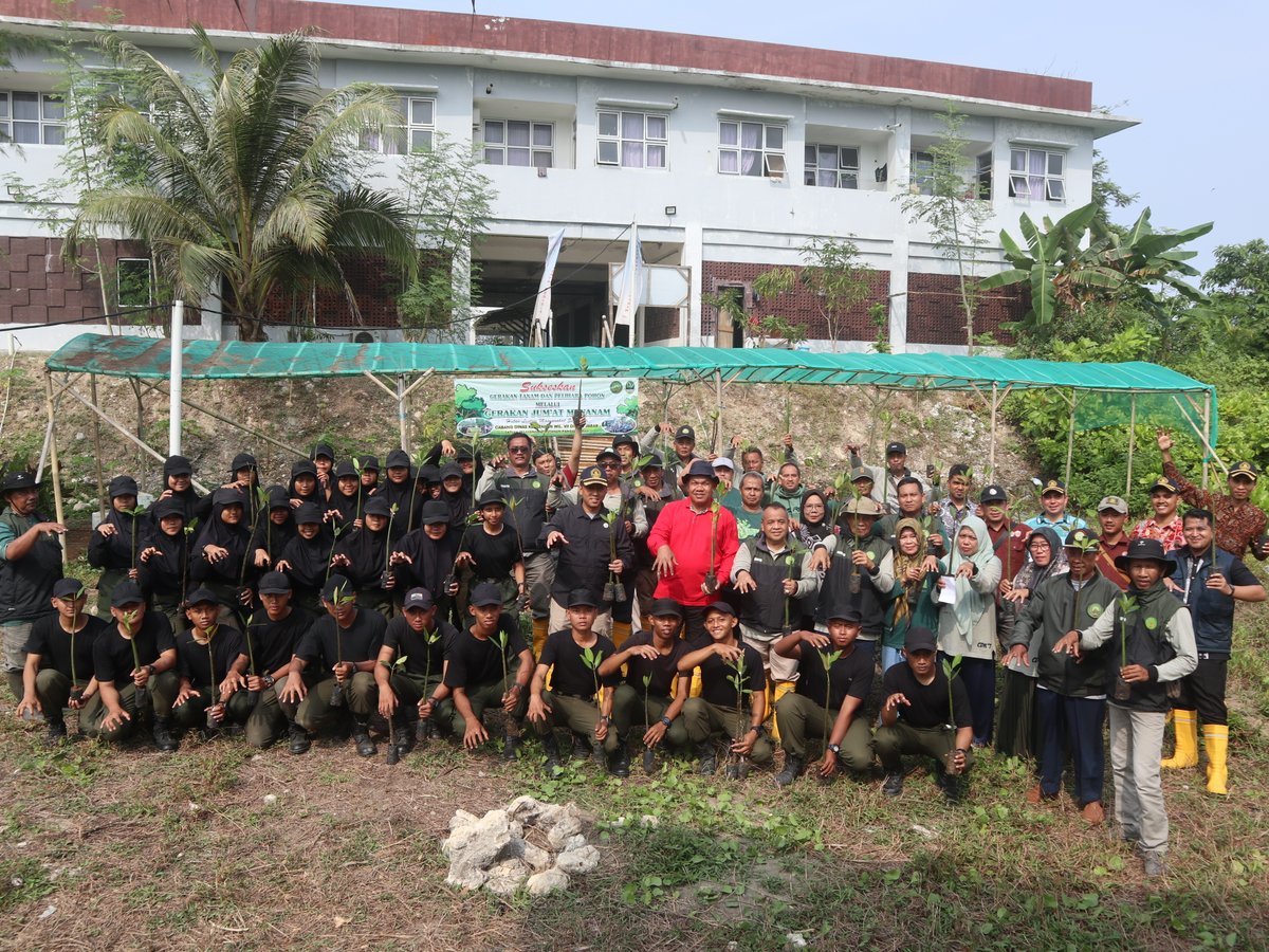 pkp_pangandaran's tweet image. Kegiatan serah terima pohon mangrove dari PKPP oleh Direktur PKPP Arpan Nasri Siregar kepada Dinas Kehutanan Cabang Dinas Kehutanan Wilayah VII di Tefa Mangrove Prodi TKL, (23/8)  #PKPP #Pangandaran #PoliteknikKPPangandaran #2024KKPBeyond #SDMKP #SDMUnggul #EkonomiBiru
