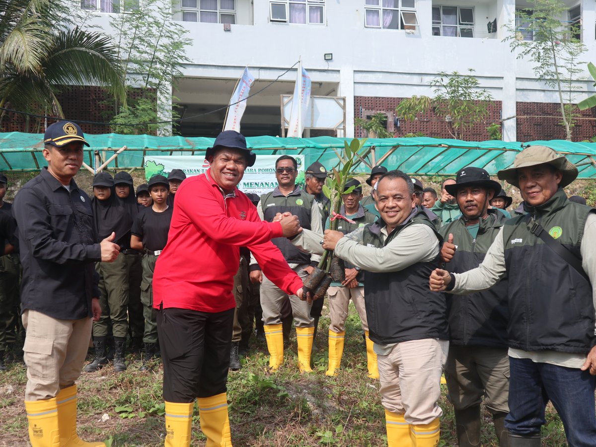 pkp_pangandaran's tweet image. Kegiatan serah terima pohon mangrove dari PKPP oleh Direktur PKPP Arpan Nasri Siregar kepada Dinas Kehutanan Cabang Dinas Kehutanan Wilayah VII di Tefa Mangrove Prodi TKL, (23/8)  #PKPP #Pangandaran #PoliteknikKPPangandaran #2024KKPBeyond #SDMKP #SDMUnggul #EkonomiBiru