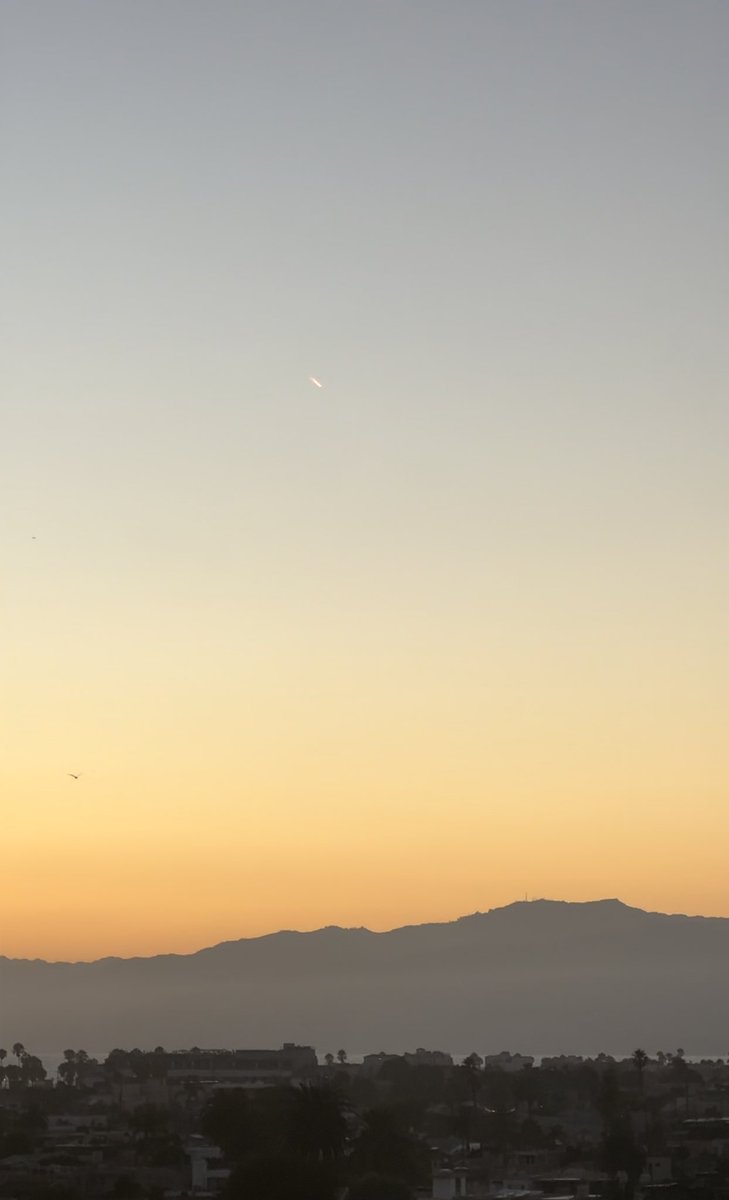 queenofcorp's tweet photo. @NBCLA any chance yall know what I saw around 15-20 min ago over Santa Monica/West LA? One going up (black) one going down (white circle).  🥴🙏🏼 https://t.co/KTlt0QdBLx