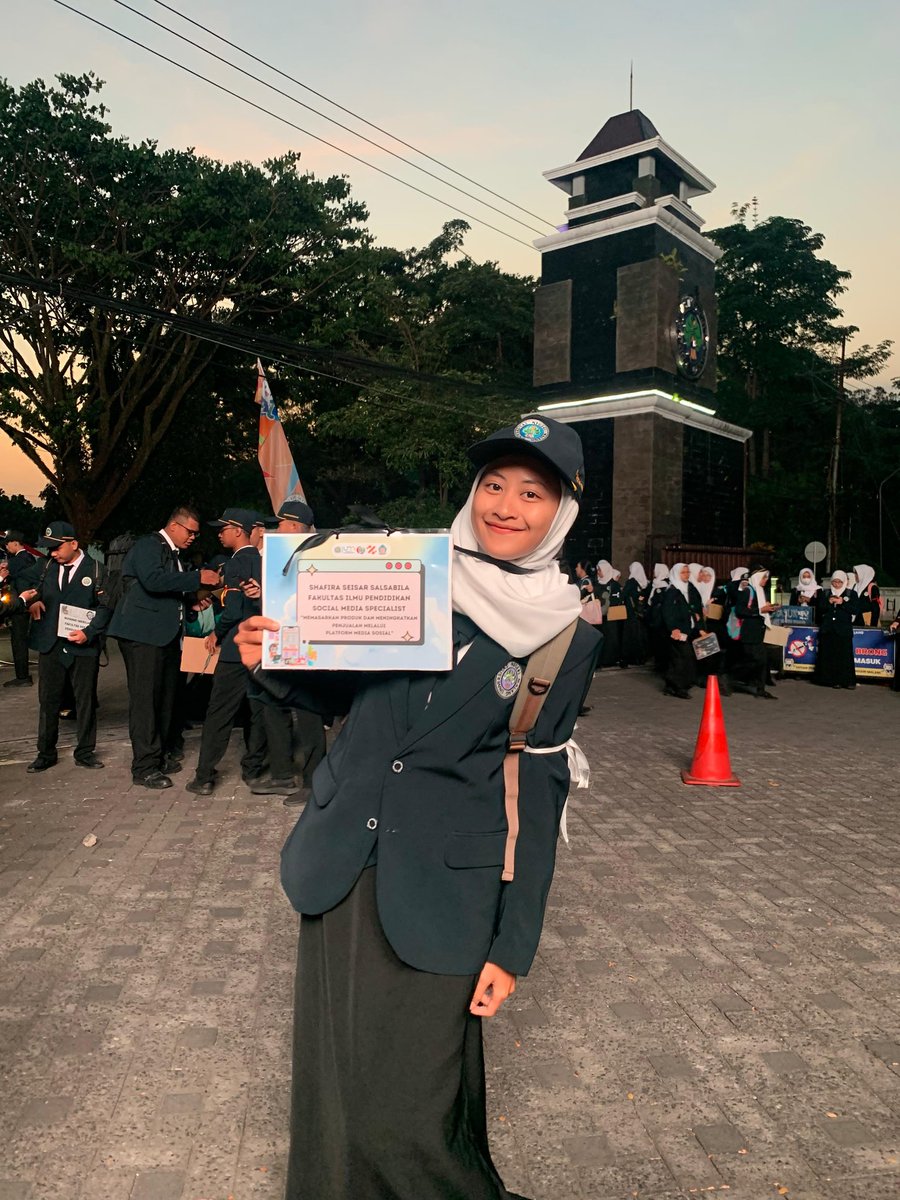 shafiracok's tweet photo. [Ekspresi Pemuda Cakra]
3 Fun Fact Tentang Saya :
1. Suka banget sm kucing 
2. Suka Matcha bukan Matcha lalu loh ya xixi
3. Ga Suka Nasi Padang

[Saya Shafira Seisar yang bangga menjadi bagian dari Laskar Dewantara Muda 2024 Universitas Negeri Malang]
#Day4PKKMBUM2024 https://t.co/bgQUDJMd7x