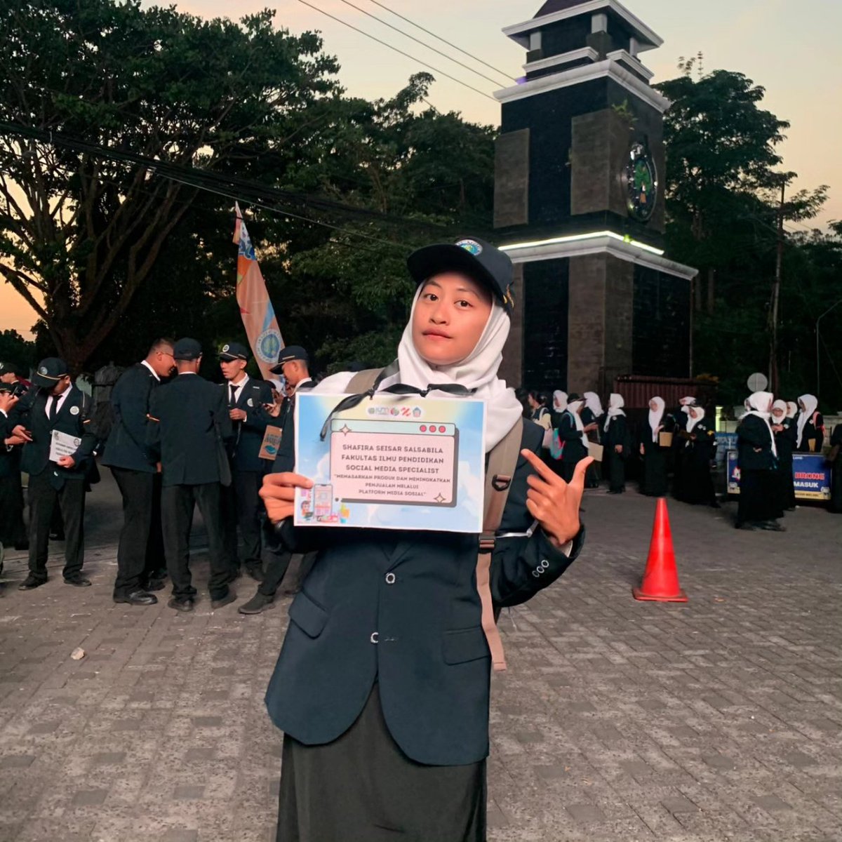 shafiracok's tweet photo. [Ekspresi Pemuda Cakra]
3 Fun Fact Tentang Saya :
1. Suka banget sm kucing 
2. Suka Matcha bukan Matcha lalu loh ya xixi
3. Ga Suka Nasi Padang

[Saya Shafira Seisar yang bangga menjadi bagian dari Laskar Dewantara Muda 2024 Universitas Negeri Malang]
#Day4PKKMBUM2024 https://t.co/bgQUDJMd7x