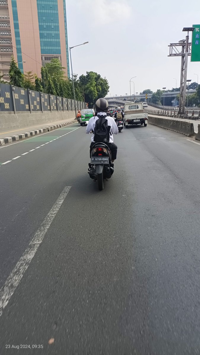 duhai Ibu anak ini, smoga doa mu luar biasa untuknya &amp; anakmu ini segera disadarkan dari "kelakuannya" yg ga cuma di jalanan tapi juga saat bermasyarakat.
kutitipkan anak2 ku padamu Ya Allah...