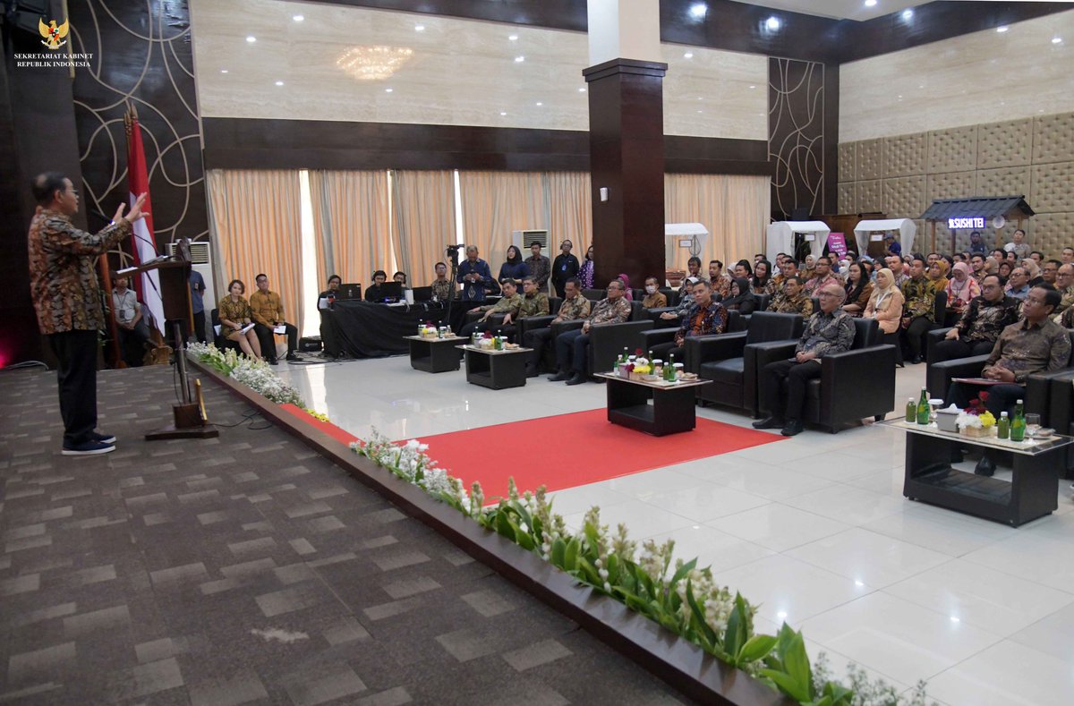 setkabgoid's tweet photo. Seskab @pramonoanung menyerahkan Anugerah Tanda Kehormatan Satyalancana Wira Karya dan Satyalancana Karya Satya 2024 kepada ASN Setkab, Kamis (22/8/24), di Gedung III, Kemensetneg. Seskab mengapresiasi ASN Setkab yang telah bekerja keras memberikan kontribusi terbaik.
#InfoSetkab https://t.co/xgLNrnL5sy