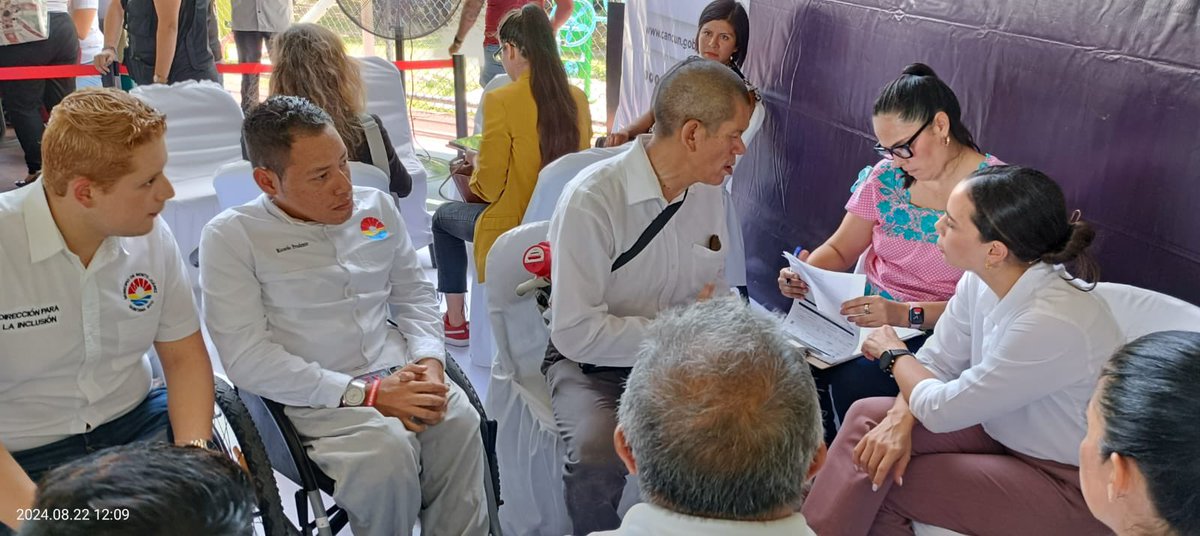 EmiSanchezReyes's tweet photo. ¡Estamos para servirte! La Dirección para la Inclusión con el mando del LAE @conejovp estuvimos en la Jornada de Atención Ciudadana en Domo de la #SM60 , Atender con empatía, resolver con compromiso, e incluir con respeto son nuestros principios. 
@anapatyp @AytoCancun https://t.co/yxh5P80n6J