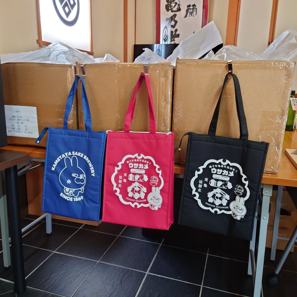 kametaya's tweet photo. 8月の量り売り本日からスタートですよー！！
暑さを吹き飛ばすキレのある純米吟醸をご用意してお待ちしてます☺️☺️
今月は2500円以上のお買い上げで先着でオリジナル保冷バッグが貰えるチャンス！！
これでいつでも生酒が買えちゃいますね��� https://t.co/HWs9tNX9jP