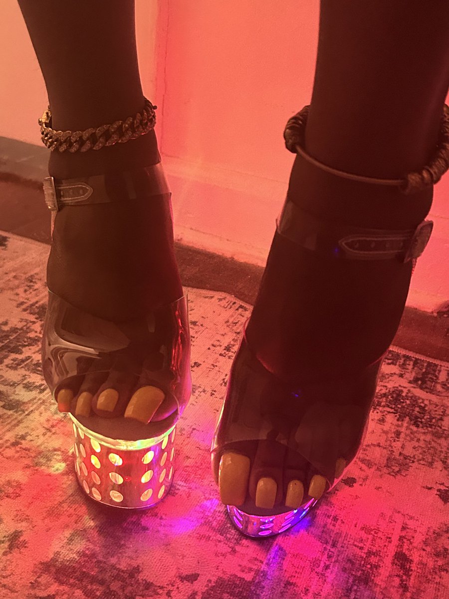 XXXquisiteSoles's tweet photo. ✨This lemonade 🍋Got the boys gone wild 🦶🏾 #Goodnight https://t.co/TDyBQ32mAt