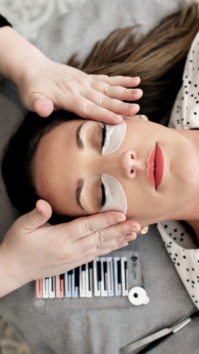 GlowBarrie's tweet image. Pro Tip for Beautiful Lash Extensions:

To keep your lash extensions looking gorgeous and lasting longer, avoid getting them wet for the first 24-48 hours after application. This allows the adhesive to fully cure and bond the extensions to your natural lashes. #lashes #lashcare