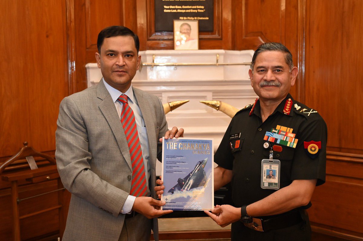 majorgauravarya's tweet photo. Deeply honoured to present the inaugural edition of THE CHANAKYA DIARIES to General Upendra Dwivedi, COAS. 

The Chief very kindly presented me with a book “How China Sees India”. 

@adgpi https://t.co/4AdUBce1B7