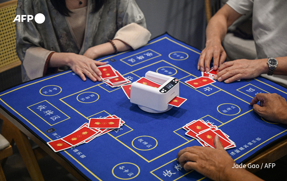 China's 'throwing eggs' card game wins fans and censure.

In the evenings in the city of Hangzhou, friends meet to "throw eggs" -- a card game winning fans despite official warnings that it is an addictive waste of time and a drain on productivity
u.afp.com/5uDj