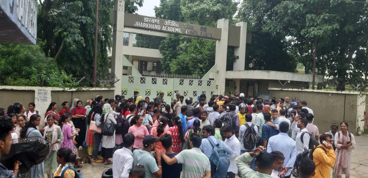 mentor_iq's tweet image. हेमंत सोरेन जी क्या झारखण्ड के छात्र रोज सड़क पर उतरे #JTET_SYLLABUS को लेकर  जैक ऑफिस का घेरवा AmbaPrasadINC @yourBabulal @IrfanAnsariMLA @HemantSorenJMM @INCIndia @INCJharkhand @JMMKalpanaSoren @kcvenugopalmp @NasirHussainINC @GAMIR_INC