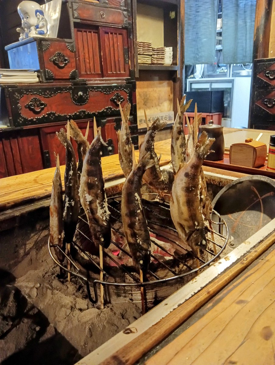 雷神、ミニジビエ、ジビエコースでお出ししている川魚のヤマメ
囲炉裏でじっくり焼き上げます

ぜひお試し下さい(⁠ ⁠ꈍ⁠ᴗ⁠ꈍ⁠)