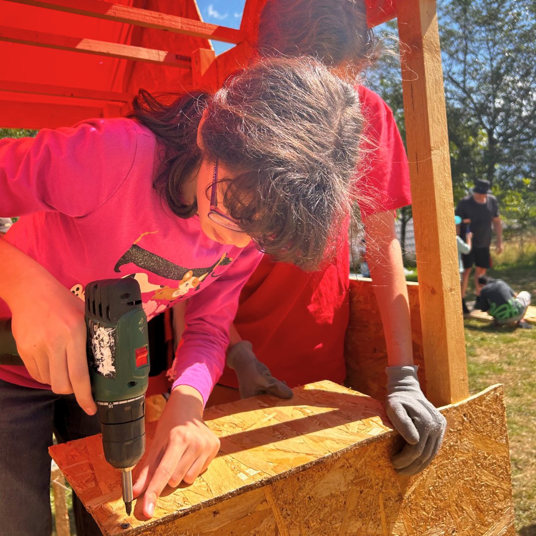 Pasiune și îndemânare! 🛠️ 🤩  Vara aceasta, în taberele noastre, copiii au fost încurajați să-și exploreze și să-și dezvolte abilitățile practice. Uite ce frumos au lucrat cu bormașina!