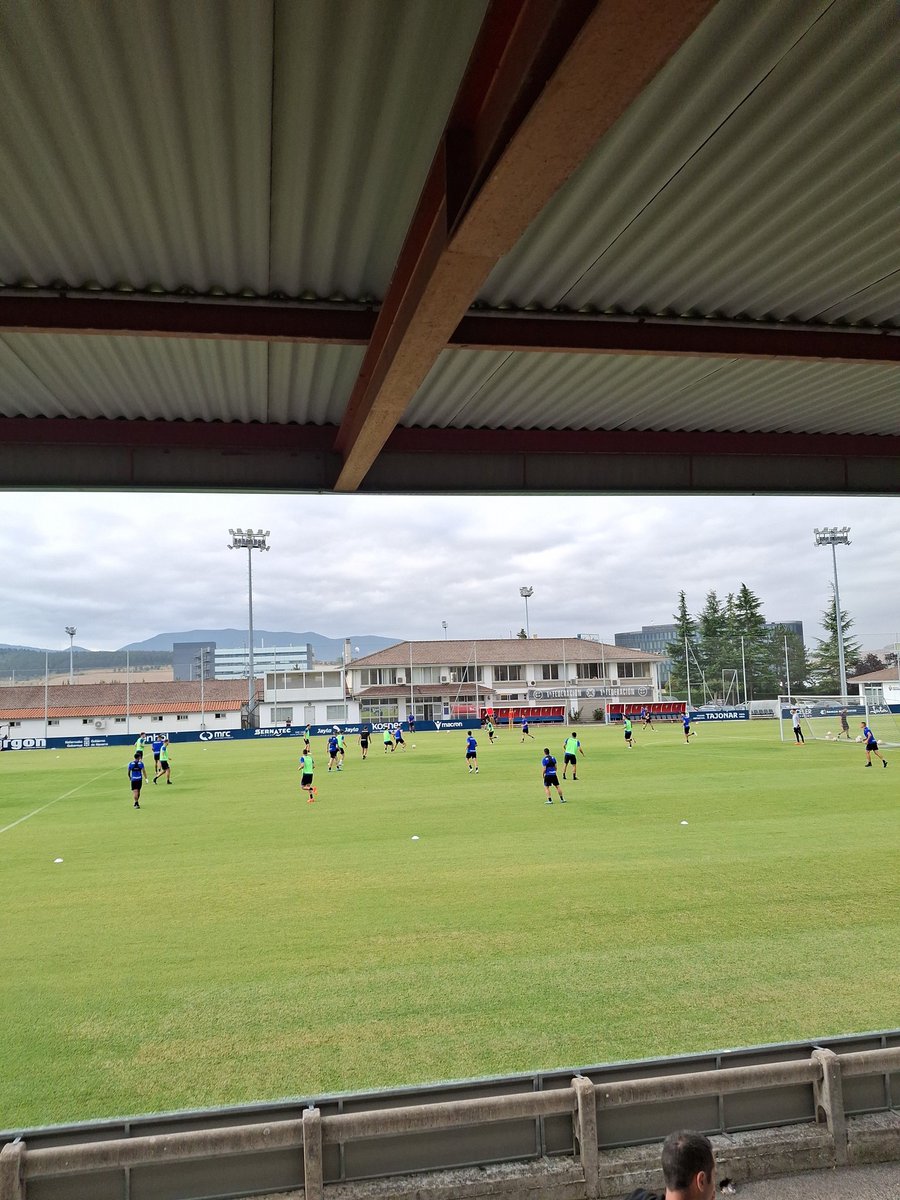 Parece que se le empieza a dar más valor al promesas por fin!!! Era hora de que entrenasen en hierba natural