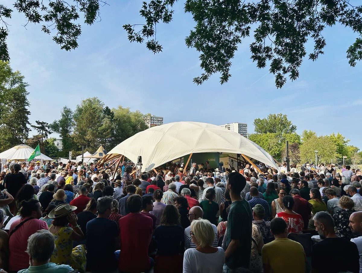 equinchez's tweet photo. Meeting du #NouveauFrontPopulaire aux Journées d’été des écologistes @EELV. Beaucoup de monde pour demander @CastetsLucie à Matignon, et changer la vie. https://t.co/dgAFAY1yXk