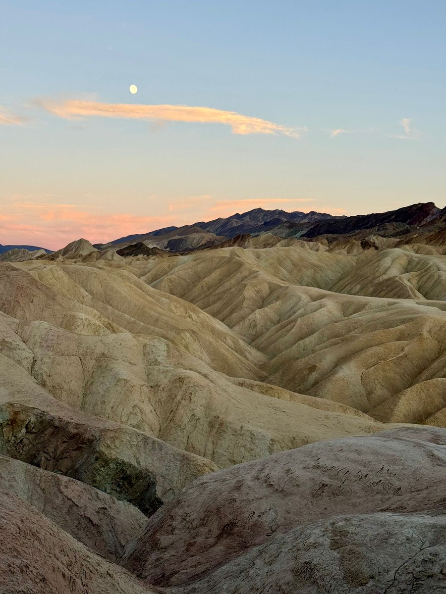TUD_AppliedGeo's tweet photo. #FieldworkFriday brings us to West Coast of USA 🇺🇸, another holiday location for one of our staff.
Here you have some impressive #outcrops from the #granites and host rock of #Yosemite ⛰️and the #sedimentary rocks of the #DeathValley 🏜️ https://t.co/JCvhsK14o4