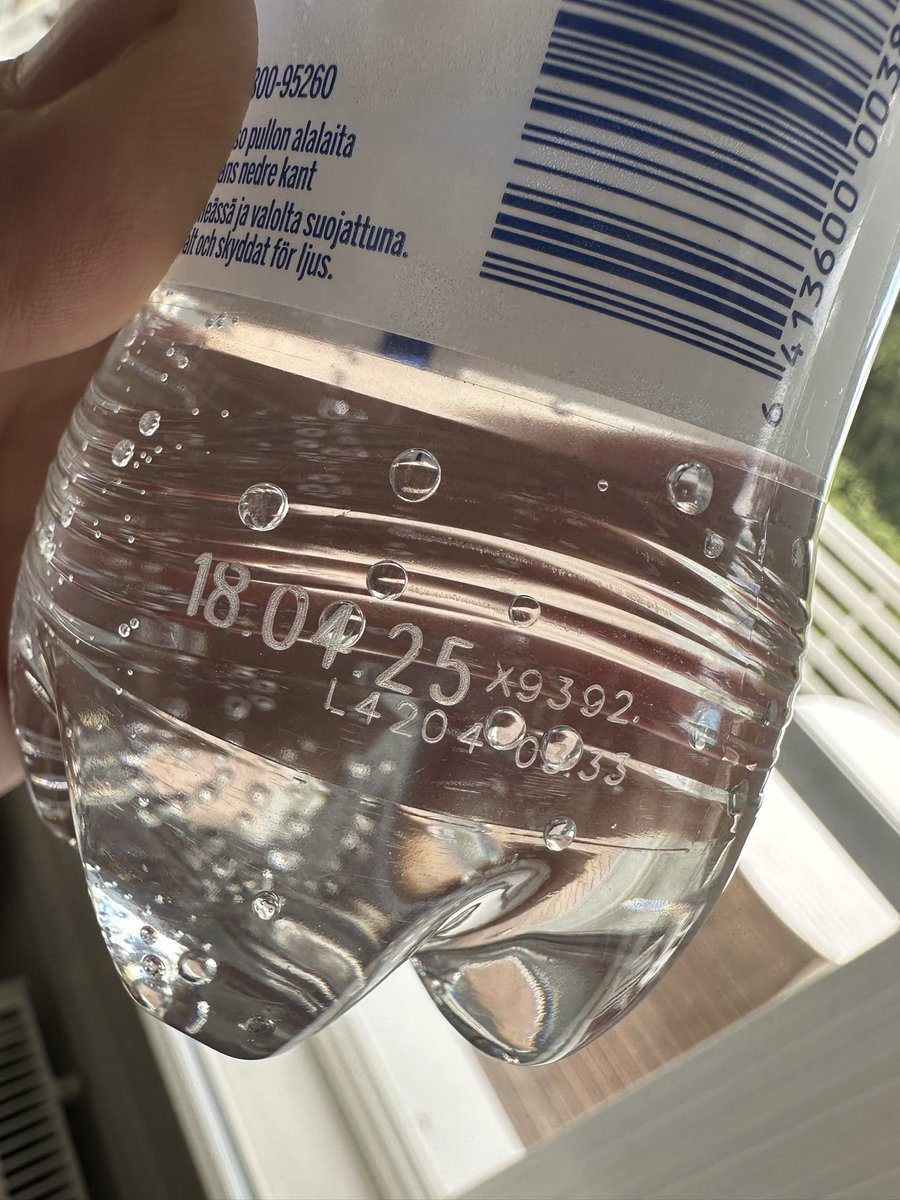 Mielestäni kivennäisveden ei pitäisi maistua ummehtuneelle mummonmökiltä? <a href="/Hartwall/">Hartwall</a>