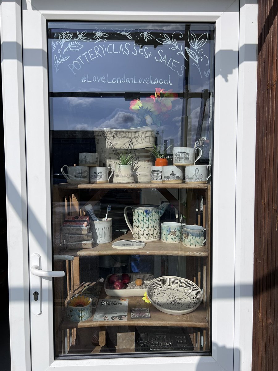 SE7Potter's tweet image. Setting up window at new studio #Ottery Classes are already booking despite website still in disarray.. 🙄 fionaveacockceramics.bigcartel.com/category/class… #Pottery #PotteryClasses