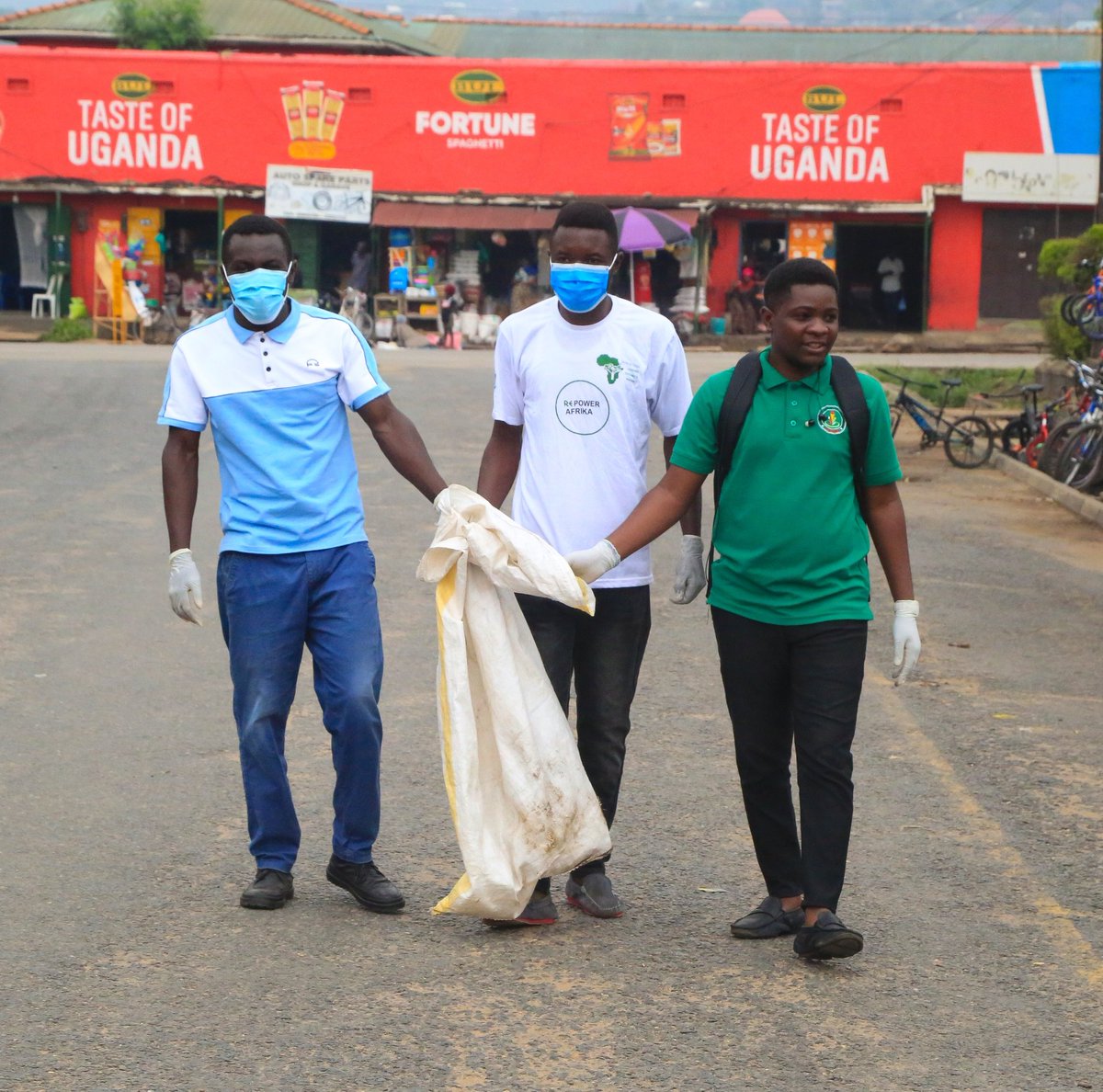 Kaseseyout7741's tweet photo. @KYIOCC and partners conducted environmental conservation campaigns ahead of the Rwenzori Theluji Festival.  

The team cleaned town yesterday and planted trees as part of protecting the environment 
#Lovewhereyoulive, keep it clean https://t.co/Qb089opD8d