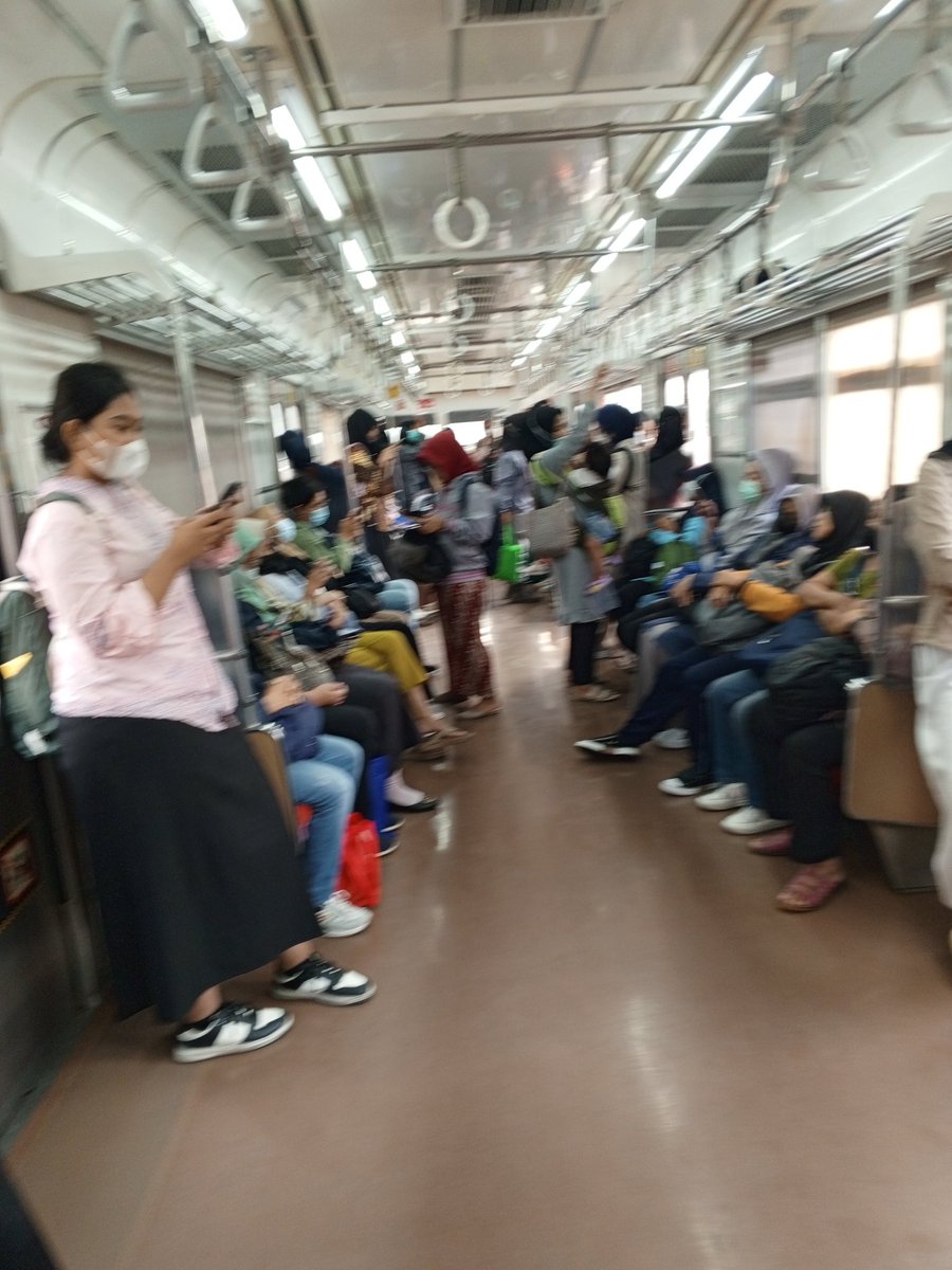 dwi_neeta's tweet photo. @krlmania @CommuterLine @CurhatKRL di gerbong wanita kereta 4060 ada ibu Gendong anak blm dpt duduk minta petugas dong https://t.co/hGZLO330wG