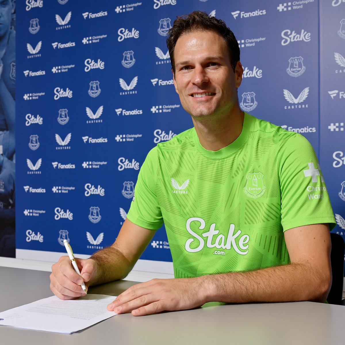 Everton's tweet photo. Asmir Begovic has rejoined Everton, signing a one-year contract until the end of June 2025.

Welcome back, @asmir1! 💙