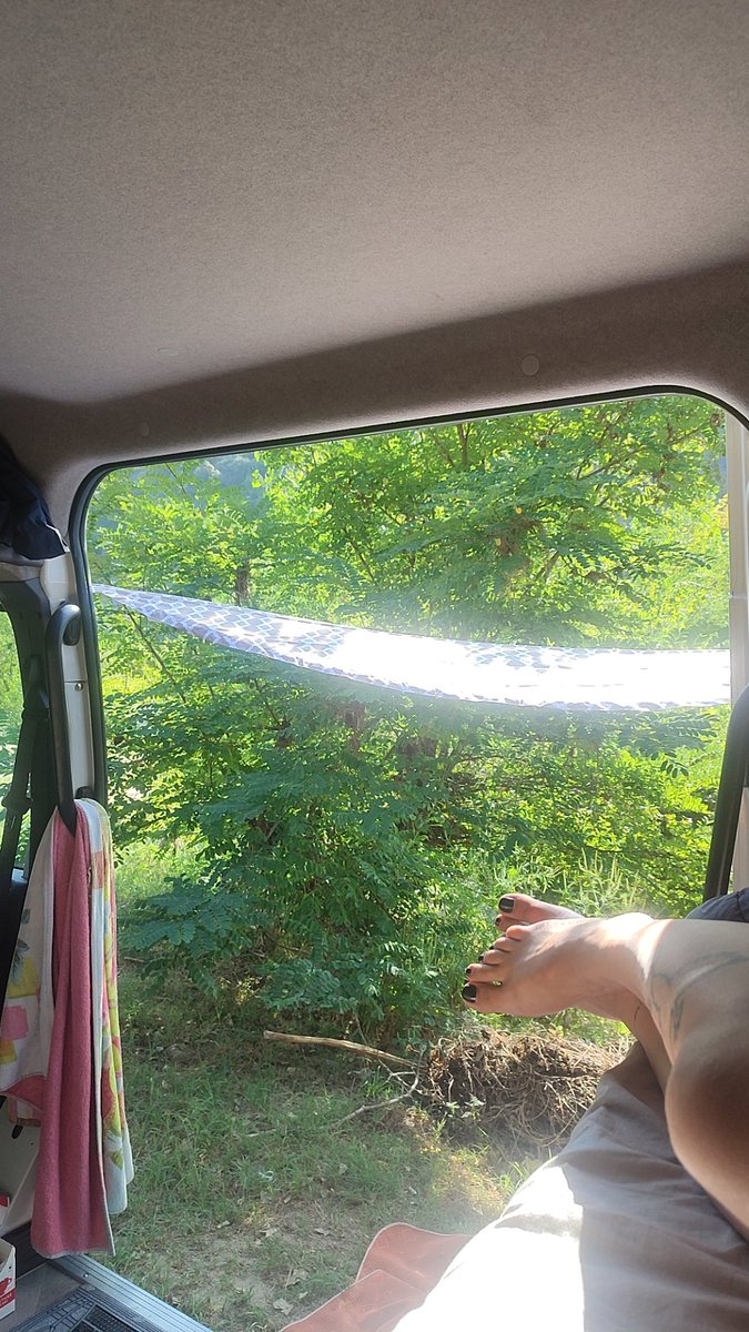 DsDollClara's tweet photo. Je vous attends depuis mon van, les fétichistes en vacances manifestez-vous! 🤑 Findom footfetish https://t.co/7Ccj6zGut3