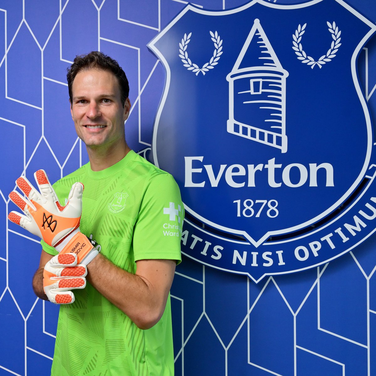 Everton's tweet photo. Asmir Begovic has rejoined Everton, signing a one-year contract until the end of June 2025.

Welcome back, @asmir1! 💙