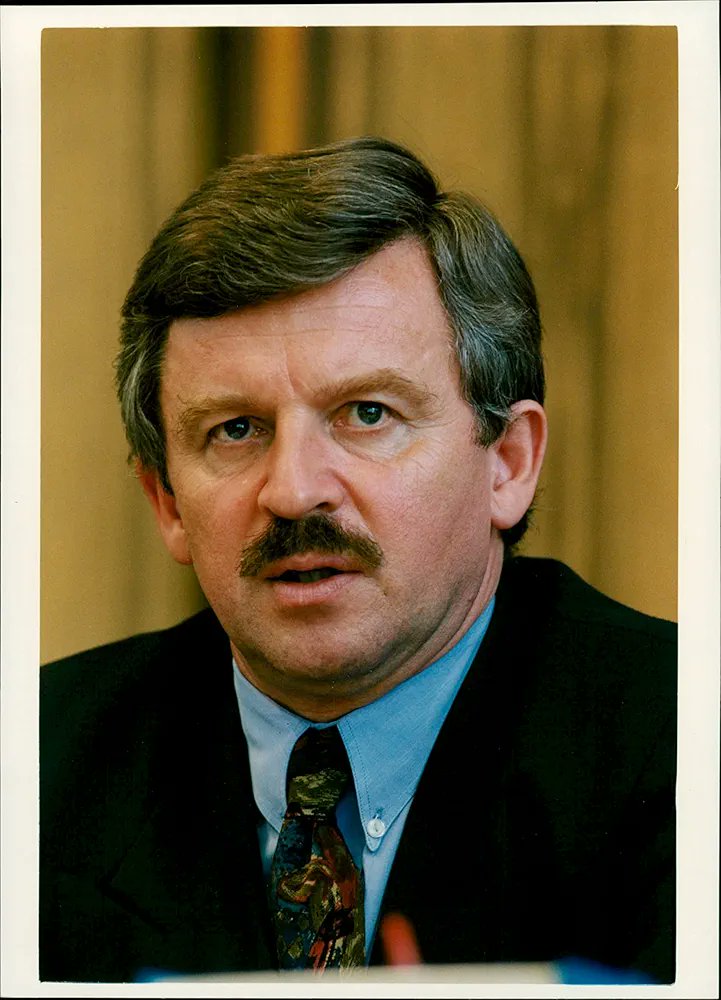 <a href="/AlsisiOfficial/">Abdelfattah Elsisi</a>
السيد الرئيس عبد الفتاح السيسي
لقد سبق وأمرت سيادتكم بأن يسمى أحد محاور القاهره بإسم رئيس وزراء اليابان الأسبق "شينزوا آبي"
ولذلك أرجوا من سيادتك تسمية أحد المحاور بإسم وزير الإقتصاد الألماني الأسبق "يورجين موليمان" المحب لمصر ورئيس جمعية الصداقه العربيه الألمانيه